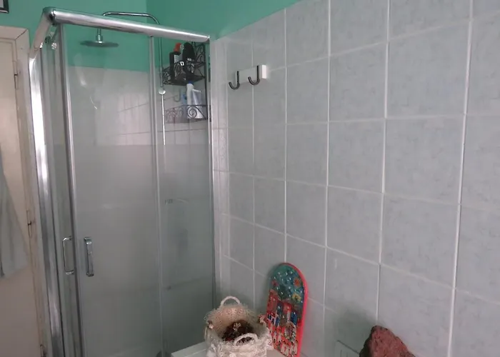 לינה וארוחת בוקר Maddy House 3*
